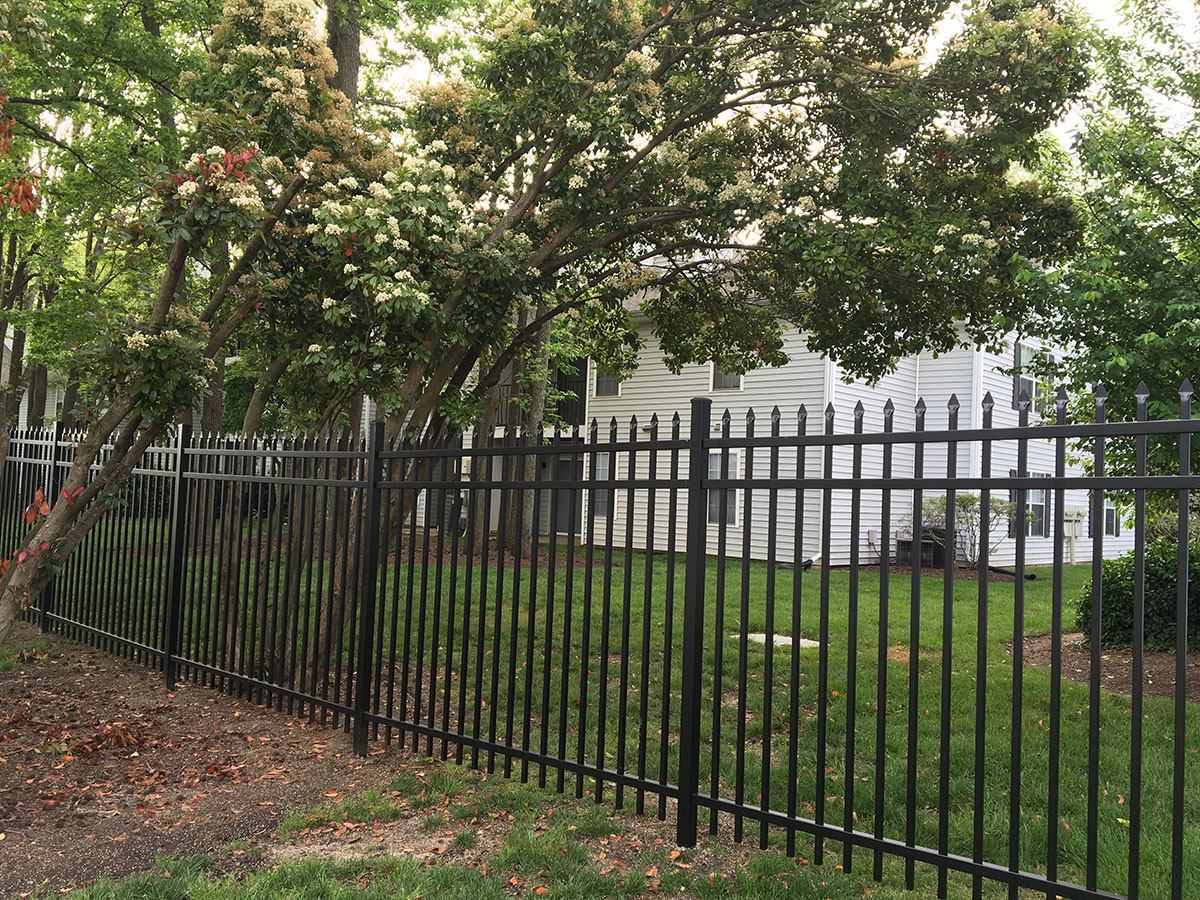 Industrial Charleston Fence Black - Rosenbaum Fence Hpt Apts (1)